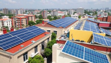 Painéis solares instalados em telhados urbanos.