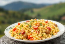 Cuscuz com vegetais frescos e ervas.