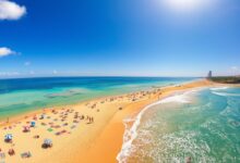 Praia ensolarada em Salvador com pessoas relaxando.