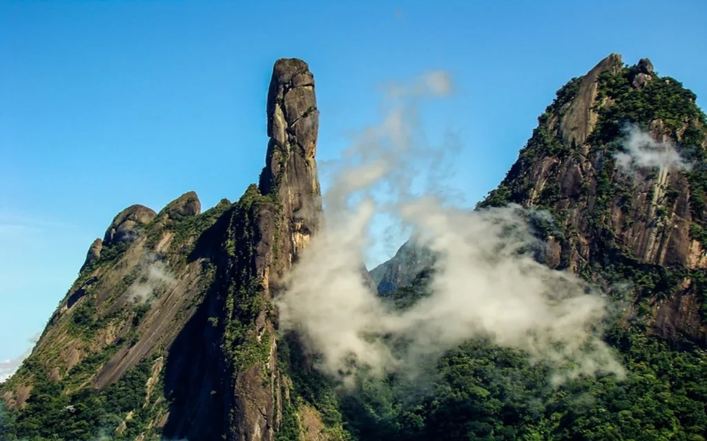 A montanha brasileira que parece um dedo gigante apontando pro céu