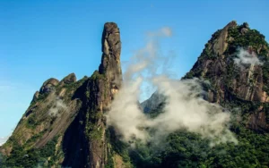 A montanha brasileira que parece um dedo gigante apontando pro céu